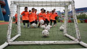 哪类孩子不适合踢足球：身体有疾、缺乏兴趣或无时间投入者