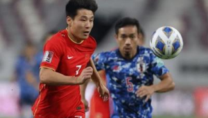 女人踢足球上场必戴眼镜吗