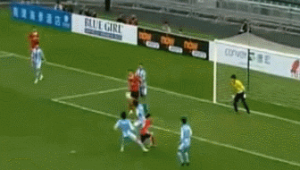 足球滑铲打门是否犯规？规则解读与赛场争议剖析