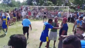 足球踢飞众人算犯规吗？规则解读与赛场争议探讨