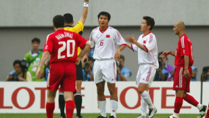 足球比赛替补能否领红牌？规则解读与赛场实例探讨