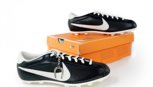 足球鞋应该穿哪双鞋带呢