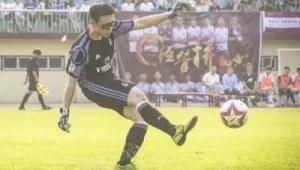 足球长传脚要碰到草坪吗