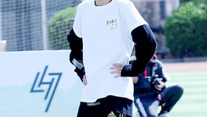 踢足球适合穿卫衣吗?从多方面因素为你解析