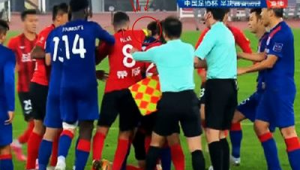 职业足球打人犯规吗:规则判定与赛场影响深度剖析