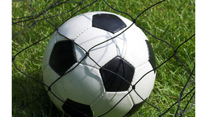 可以靠在足球网上吗？解答关于足球场这一行为的疑问