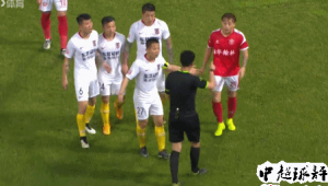 足球冲进赛场可以吗？是挑战规则，还是别样突破？