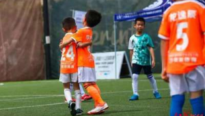 8岁开始练足球，是开启热爱之旅，还是徒增孩子负担？