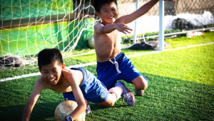 足球花式动作男孩可不可以练