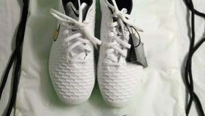 足球白底黑鞋好看吗？颜值与实战兼具，你怎么看？