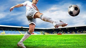 踢足球踢出界是否犯规？规则解读与争议探讨