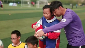 在家看足球,这算为抗疫做贡献吗?
解析:直接点明在家看足球与做贡献之间的疑问关系,简洁明了。