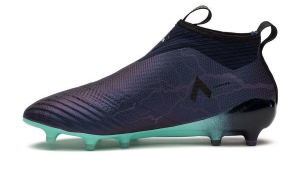 暗紫色足球鞋魅力几何？这抹神秘色彩究竟好看到哪？