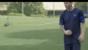 用网球颠足球可行吗?探索别样运动玩法与潜在挑战