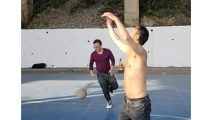 足球迷打篮球违规吗？探讨跨界运动背后的规则疑问