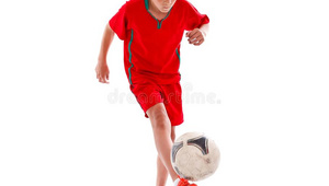 踢足球是否需要过多带球？探讨足球带球的合理运用