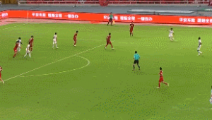 足球踢到门柱弹进算进球吗 规则判定与精彩瞬间探讨