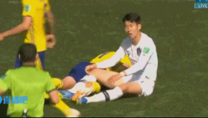 足球抬手阻挡是否犯规违例探讨