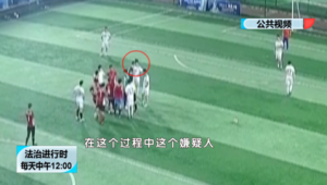某年份足球比赛惊现奇景：全队球员竟全部被罚出球场！