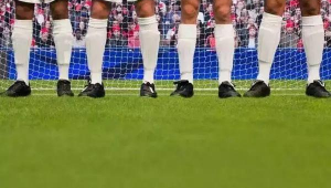 足球场上,不穿鞋能踢球?那穿鞋究竟可不可以踢球引发思考