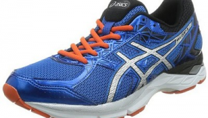 足球钉鞋要买大半码吗女