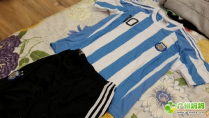 白色足球服搭黑色裤子，这样的搭配究竟好不好看？