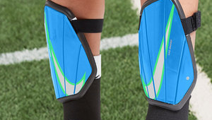 足球训练：带护腿板是必要之举，关乎安全与防护