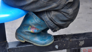 男生踢足球穿胶鞋行不行，这些要点你得知道