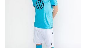 瘦人穿足球球衣是否好看？解析其独特魅力与视觉效果