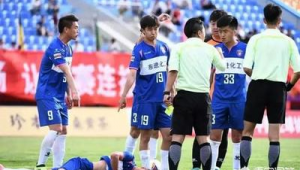 足球裁判受伤比赛能否继续?背后规则与抉择引深思