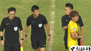 女足球裁判能否戴项链:规则界限与形象考量