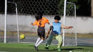 踢足球球员挣钱状况如何？女生参与踢足球的多吗？