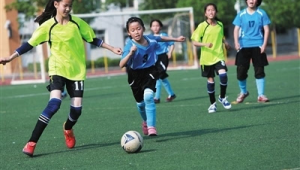 女生能否踢足球并进入足球队?答案在这里!