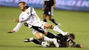 足球史上踢断腿算犯规吗