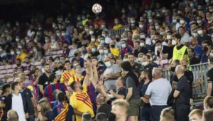 足球球迷扔东西是否违法，背后真相引人深思