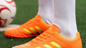 女生穿的鞋底能踢足球吗?探索别样足球体验