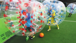 超大充气足球能用来踢足球吗