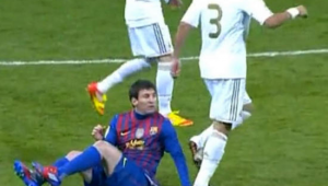 脚踩足球会爆吗?探究这一令人好奇的足球“抗压”疑问