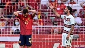 足球框里躲人是否犯规？规则判定及争议解析