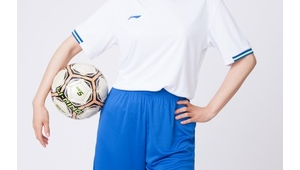 足球服配短裤好看吗女生