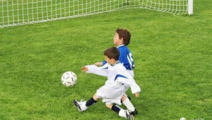 家长阻挡孩子踢足球是否违法？法律边界与家庭教育的碰撞探讨