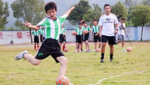 足球校队装备自购引争议，究竟是否合理？