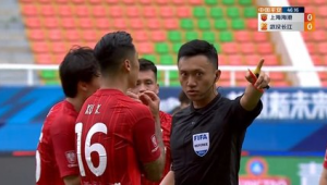 足球打穿玻璃是否算犯规，规则界定引发探讨