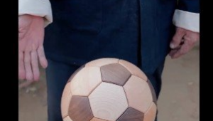 木头爷爷的足球是真的吗？背后真相究竟如何令人好奇