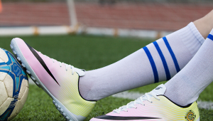 足球鲨鱼裤女生能穿吗？时尚与运动碰撞下的穿搭疑问