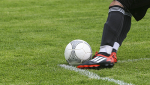 踢足球的女生多吗?踢足球对女生减肥有效果吗?