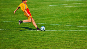 爱踢足球的人都矮小吗