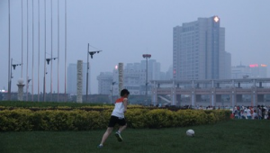 中度雾霾下，究竟能不能踢足球？