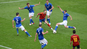 足球短传触球是否犯规？规则细节深度剖析