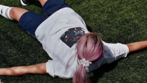 成年之后女生还能继续踢足球吗